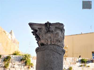 Dettaglio di una delle colonne: il capitello a motivi vegetali